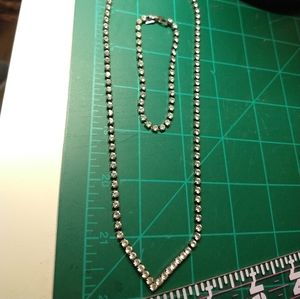Glitzy necklace and bracelet set